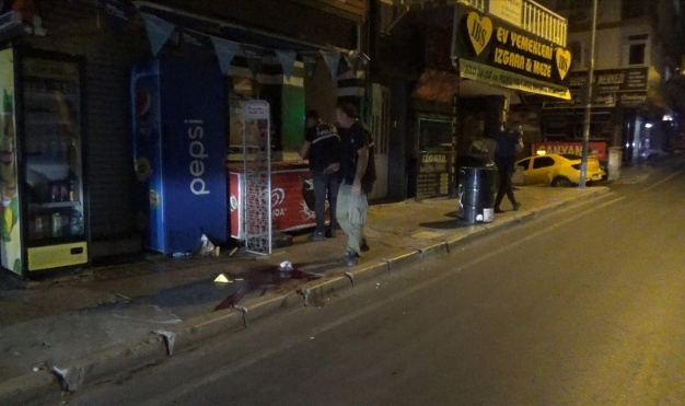 İzmir'de bıçaklı kavga : 1 ölü