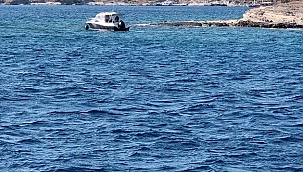Kayalıklara oturan tekne kurtarıldı