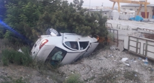 Lastiği patlayan otomobil şarampole devrildi: 5 yaralı