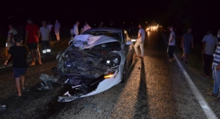 Manisa'da otomobil traktöre çarptı: 3 yaralı