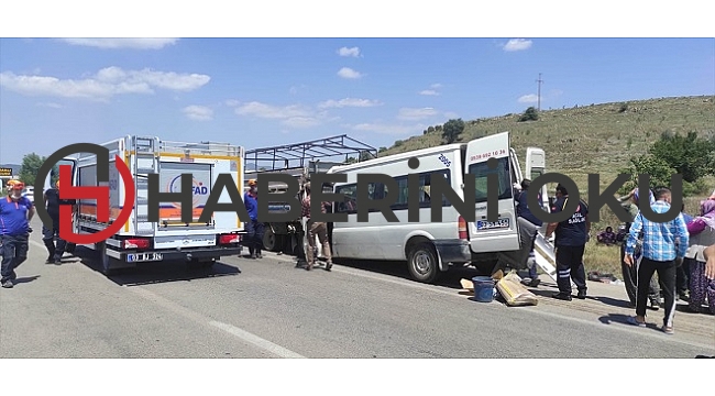 Minibüs kamyonete çarptı: 17 yaralı