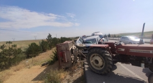 Minibüs traktörün römorkuna çarptı: 6 yaralı