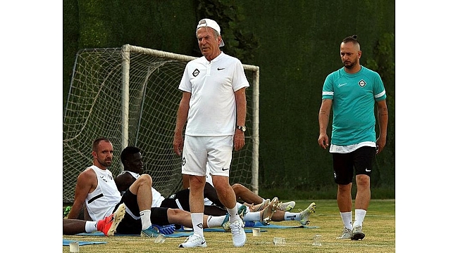 Mustafa Denizli, yeni sezon öncesi Altay'la ilk antrenmanına çıktı