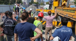 Otomobil metro inşaatına düştü 1 ölü