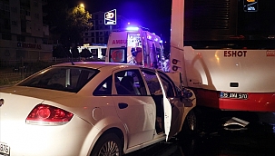 Otomobilin belediye otobüsüne çarpması sonucu 4 kişi yaralandı