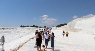 Pamukkale'de bayram yoğunluğu yaşanıyor