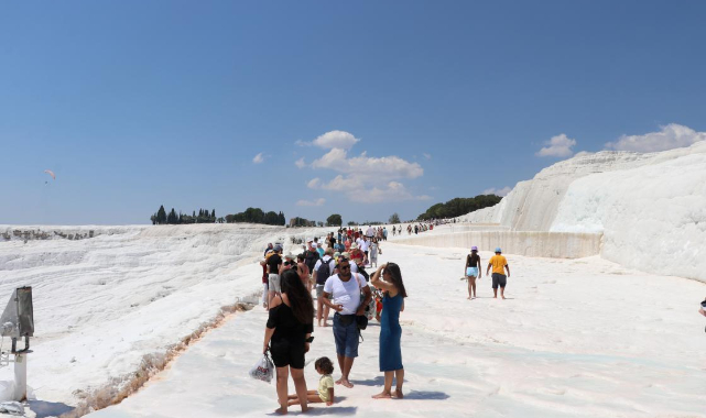 Pamukkale'de bayram yoğunluğu yaşanıyor