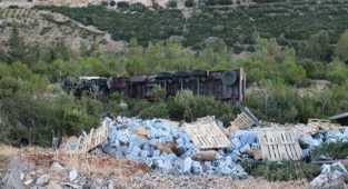Şarampole yuvarlanan tırın sürücüsü yaralandı
