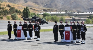 Şehit askerler için Hakkari'de tören düzenlendi