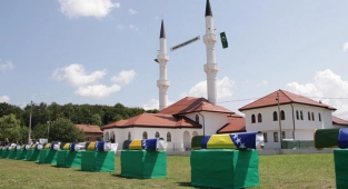 Sırpların katlettiği 12 sivil daha toprağa verildi