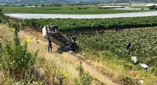 Tarlaya devrilen araçtaki 1 kişi öldü, 1 kişi yaralandı