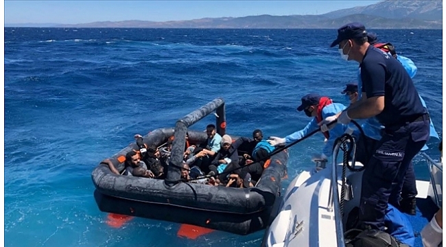 Türk kara sularına itilen 26 sığınmacı kurtarıldı