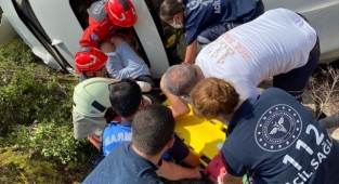 Uçuruma devrilen otomobilin sürücüsünü itfaiye kurtardı