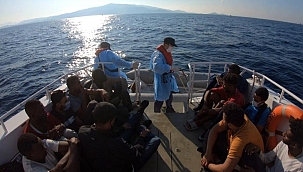 Yunanistan tarafından geri itilen 15 düzensiz göçmen kurtarıldı