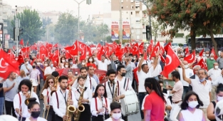 30 Ağustos Coşkusunu Bayraklı Sokaklarına Taşıdı