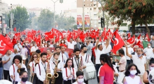 30 Ağustos Coşkusunu Bayraklı Sokaklarına Taşıdı