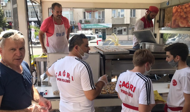 AK Saçlılardan aşure günü etkinliği