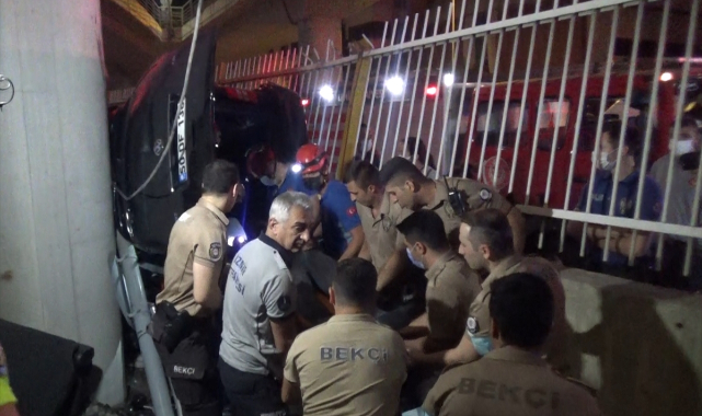 Araç viyadükten demir yoluna düştü: 1 ölü, 5 yaralı