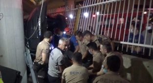 Araç viyadükten demir yoluna düştü: 1 ölü, 5 yaralı