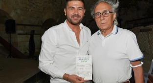 Ataol Behramoğlu, son şiir kitabını Foça’da tanıttı