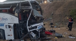 Balıkesir'de yolcu otobüsü devrildi: 15 kişi öldü, 17 kişi yaralandı