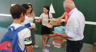 Başkan Karakayalı’dan Sporculara 700 Çift Ayakkabı