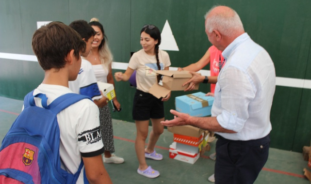Başkan Karakayalı’dan Sporculara 700 Çift Ayakkabı