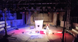 Beş gün boyunca tiyatroya doydular