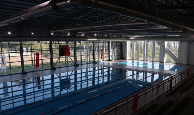Dokuz Eylül Üniversitesi Yarı Olimpik Yüzme Havuzu açıldı
