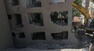 İzmir'de bina yıkılırken bitişiğindeki evinin zarar gördüğünü öne süren kişi çözüm bekliyor