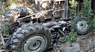 İzmir'de şarampole devrilen traktörün sürücüsü öldü