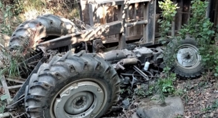 İzmir'de şarampole devrilen traktörün sürücüsü öldü