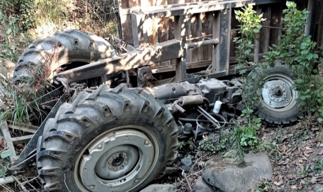 İzmir'de şarampole devrilen traktörün sürücüsü öldü