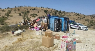 Manisa'da nakliye kamyonu devrildi: 7 yaralı