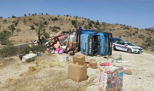 Manisa'da nakliye kamyonu devrildi: 7 yaralı