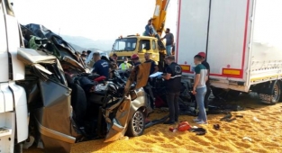 Manisa'da zincirleme trafik kazasında 3 kişi öldü