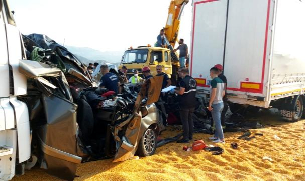 Manisa'da zincirleme trafik kazasında 3 kişi öldü