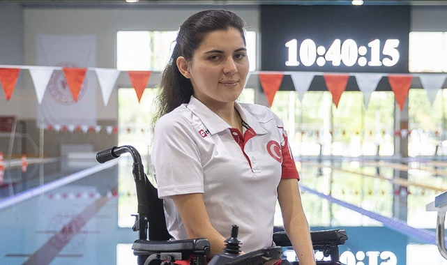 Milli yüzücü Elif İldem,  rekor kırdı