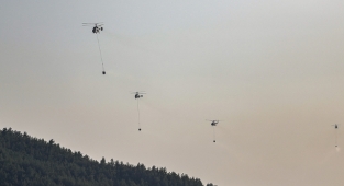 Orman yangınlarına helikopterler saatte 30 ton su taşıyabiliyor