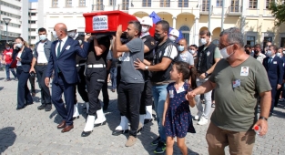 Şehit babaya kızlarından son bakış