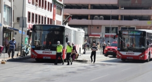 Şoför yolcuları yanmaktan kurtardı