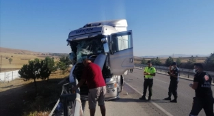 Tır ile kamyonet çarpıştı: 4 yaralı