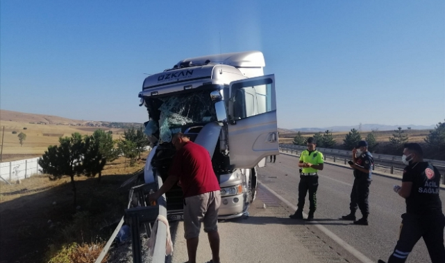 Tır ile kamyonet çarpıştı: 4 yaralı