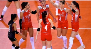 Türk Kadını Ülkeyi Taşıyor