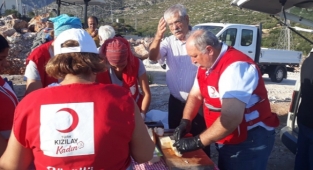 Yangınına müdahale eden ekiplere destek Kızılay’dan