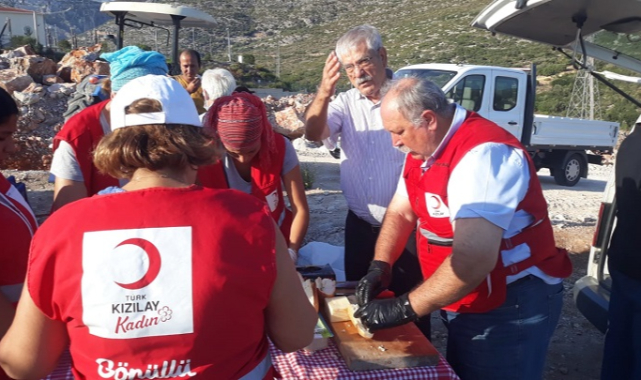 Yangınına müdahale eden ekiplere destek Kızılay’dan