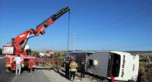 Yolcu otobüsü devrildi: 33 yaralı