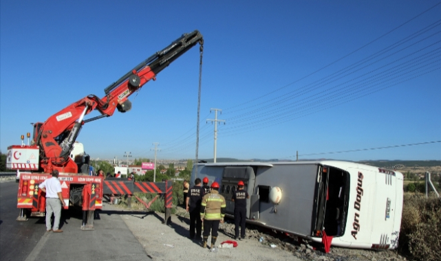 Yolcu otobüsü devrildi: 33 yaralı