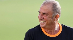 Futbol dünyasının ünlü isimlerinden Fatih Terim'e doğum günü kutlaması