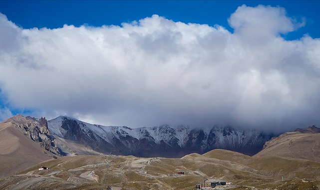 İç Anadolu&#039;nun en yüksek dağı Erciyes&#039;e kar yağdı